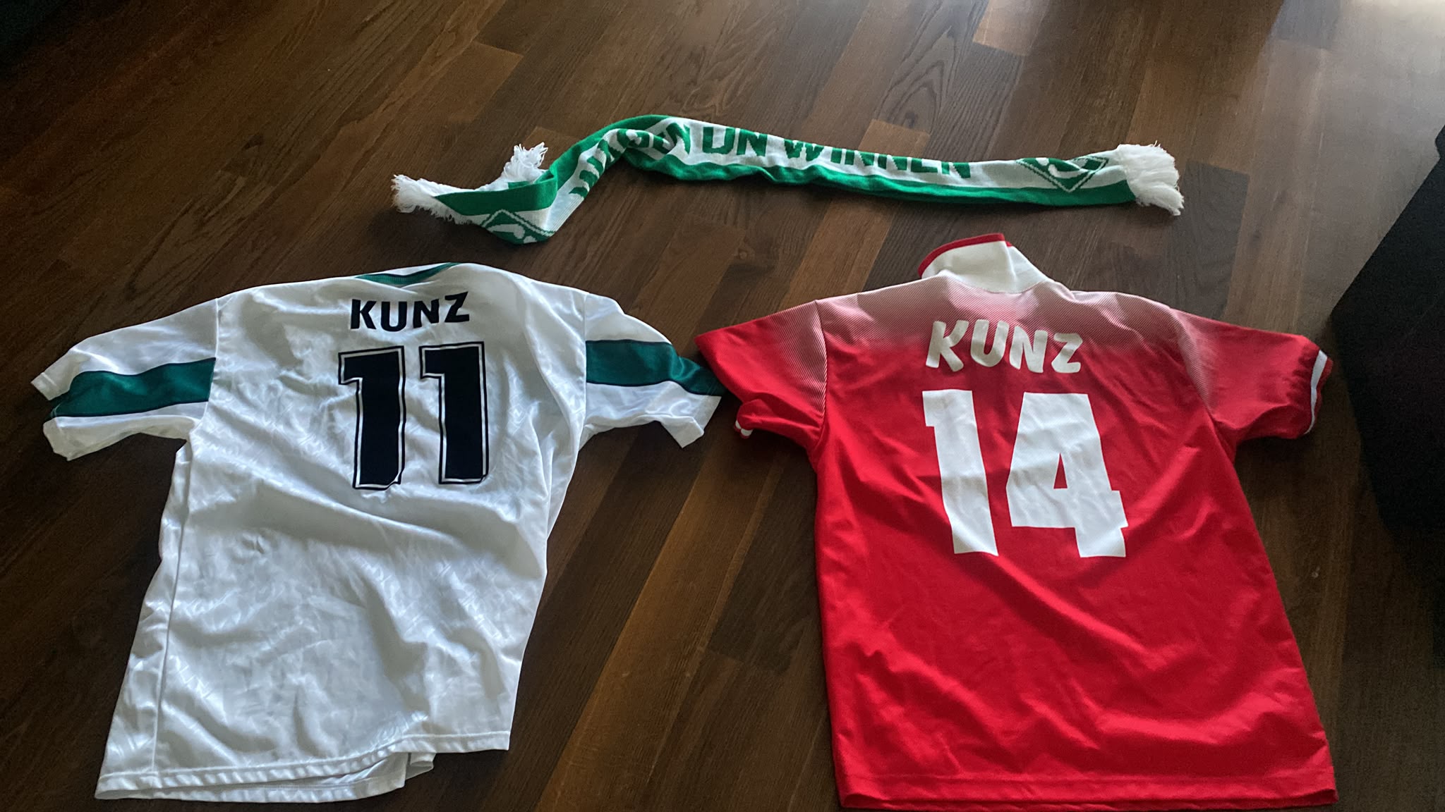 Zwei Fussballtrikots mit dem Namen Kunz und den Nummern 11 und 14